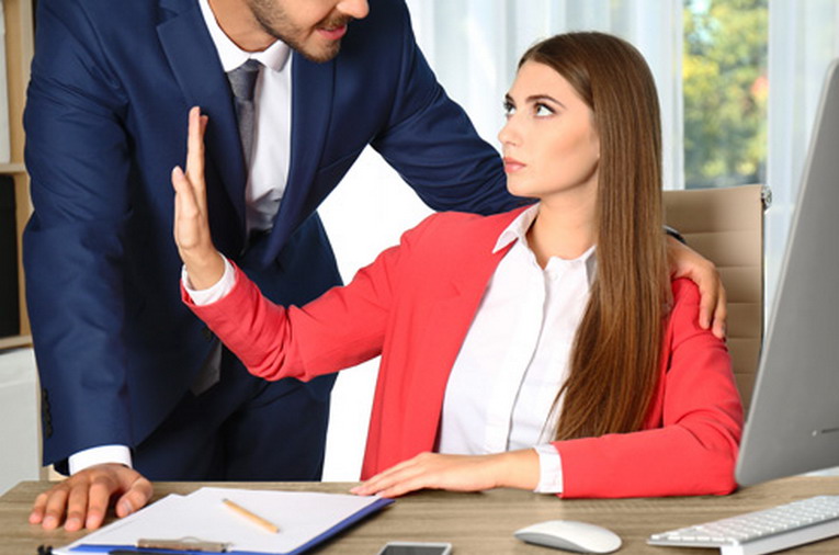 Molestie sul lavoro: sei donne su dieci vittime, ma la maggior parte non denuncia