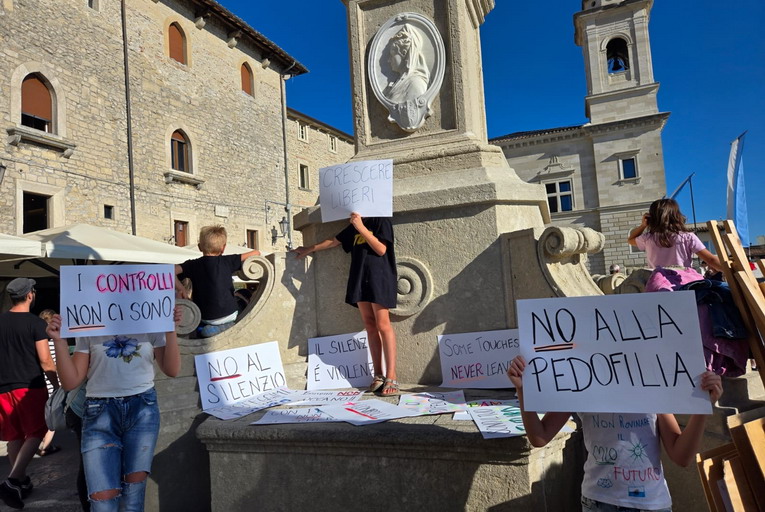 CSdL e CDLS in Piazza della Libertà: “Tuteliamo i nostri bambini contro ogni forma di omertà”