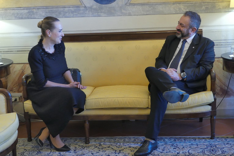 Consegnata a Palazzo Begni la Placca Commemorativa dell’Albero della Pace al Segretario di Stato Luca Beccari