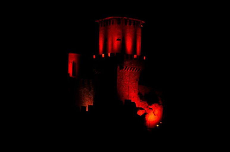 Luci rosse sul Titano per la Giornata internazionale della Donna: il valore del lavoro contro ogni abuso