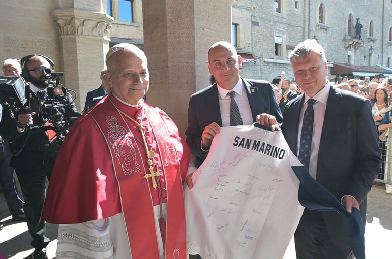 San Marino, la visita di Papa Leone XIV e il dono della divisa del San Marino Team